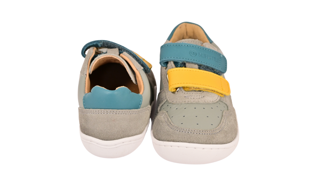 Kinder Barfußhalbschuh als Paar mit geschlossener Ferse, Klettverschlüssen, geschlossenen Zehen, Rückansicht.
