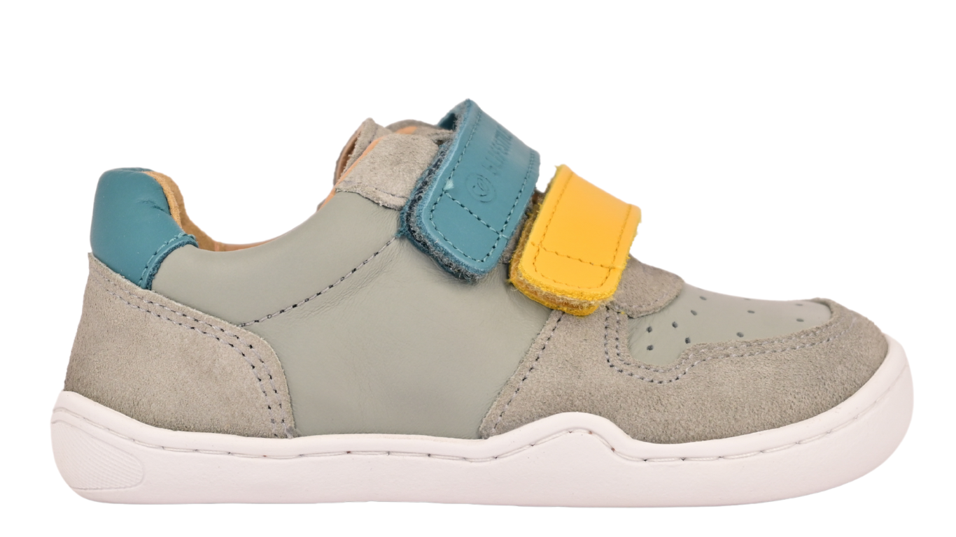 Kinder Barfußhalbschuh mit breiter Zehenbox, flexibler Sohle, zwei Klettverschlüssen, geschlossenen Zehen, geschlossener Ferse, Seitenansicht außen.