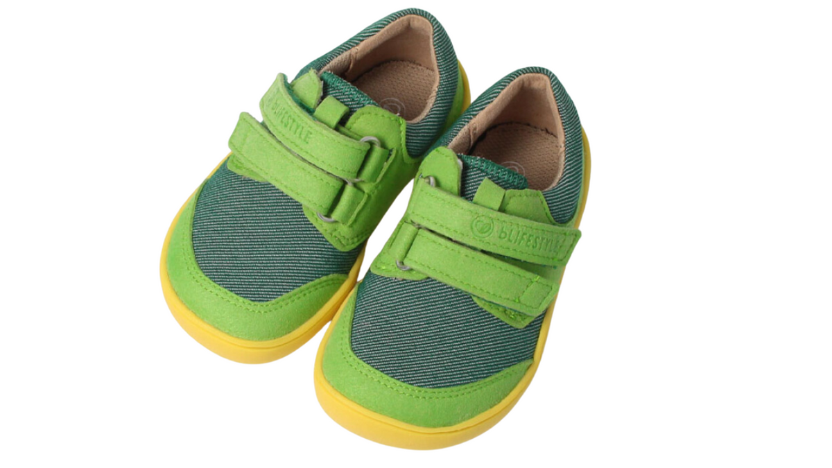 Barfußhalbschuh für Kinder mit breiter Zehenbox, Klettverschluss, geschlossene Zehen, geschlossener Fersenbereich, Draufsicht als Paar