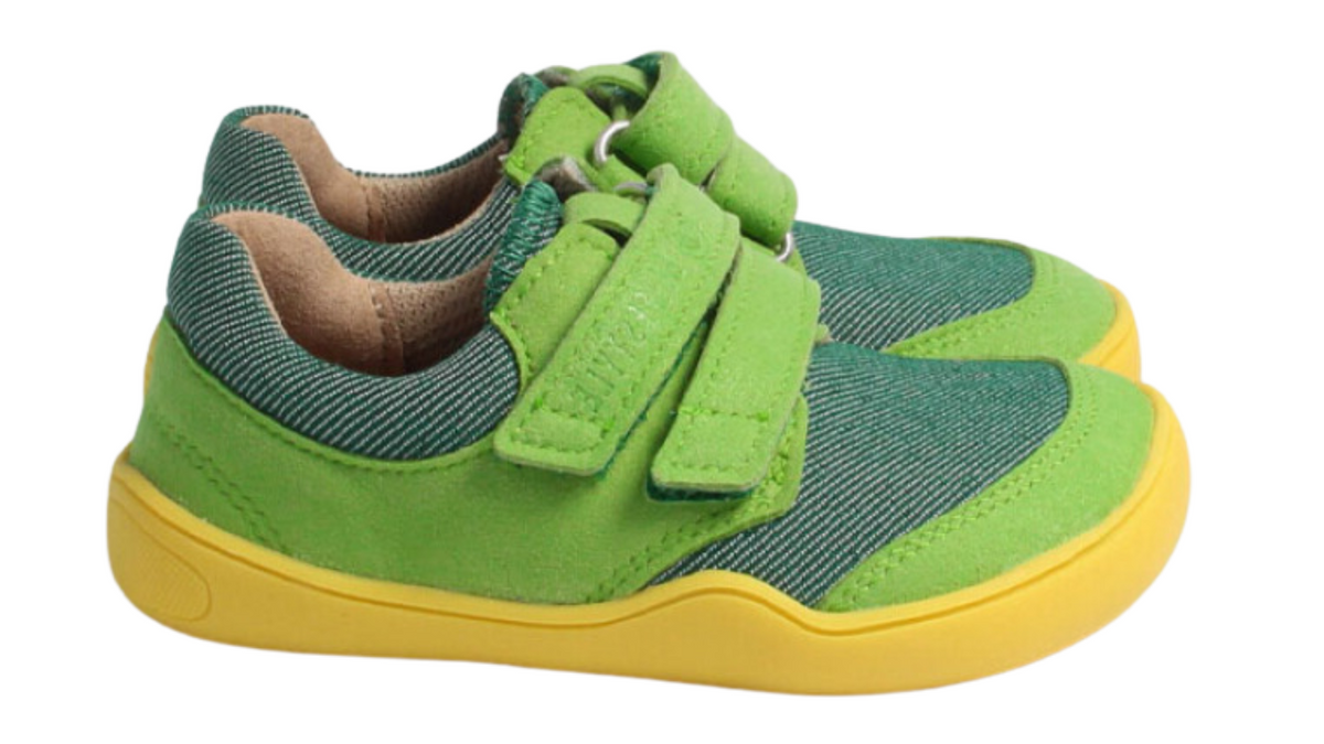 Barfußhalbschuh für Kinder mit breiter Zehenbox, flexibler Sohle, Klettverschluss, geschlossene Zehen, geschlossener Fersenbereich, Seitenansicht außen