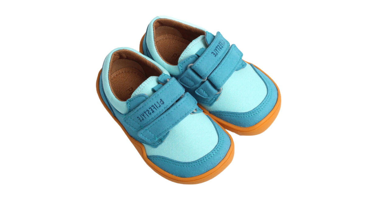 Barfußschuh für Kinder mit breiter Zehenbox, flexibler Sohle und Klettverschluss, geschlossene Zehen und geschlossener Fersenbereich, Draufsicht als Paar.
