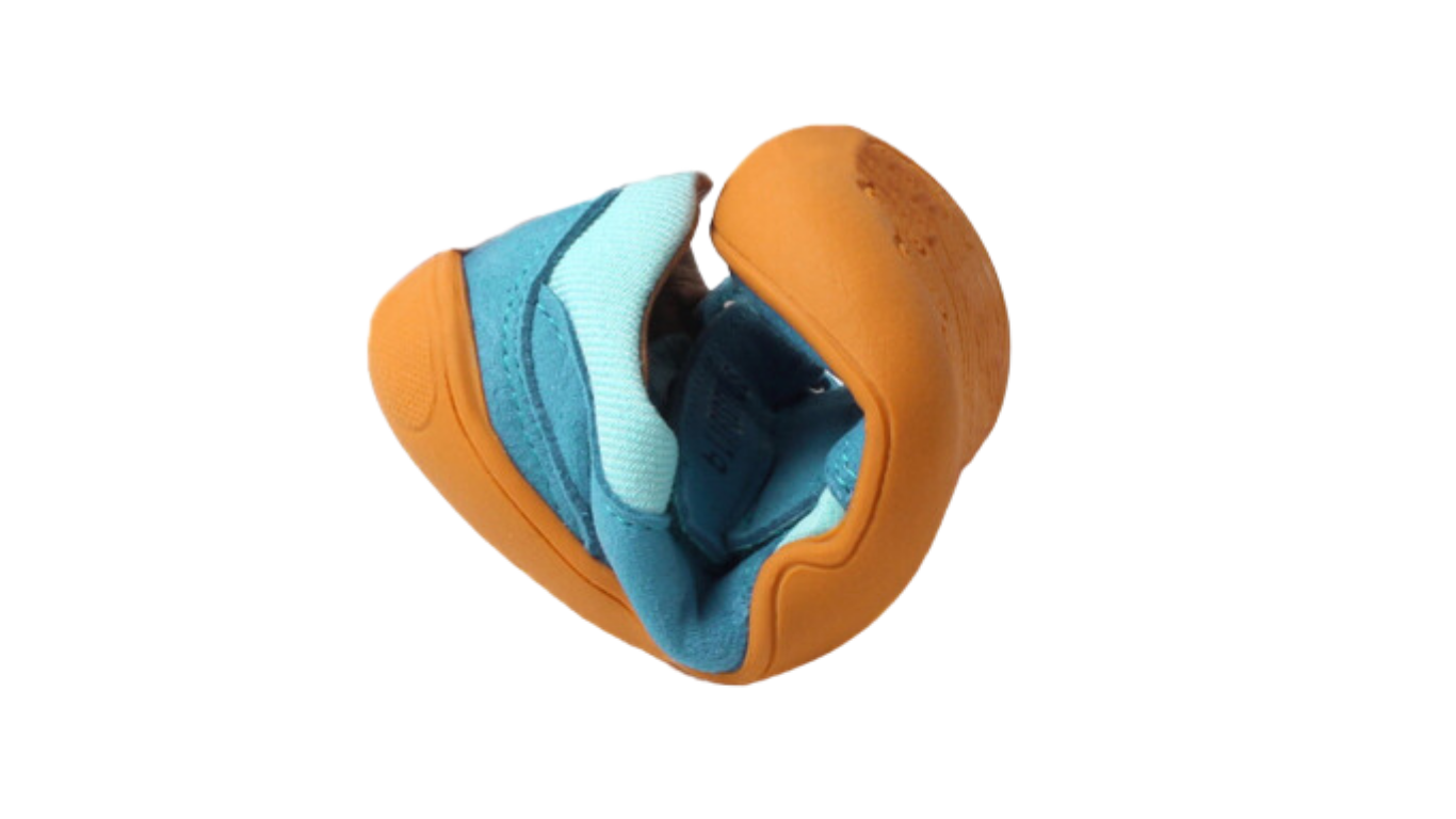 Barfußschuh für Kinder mit flexibler Sohle, geschlossene Zehen und geschlossener Fersenbereich, Detailansicht der Ferse von oben. Eingerollt