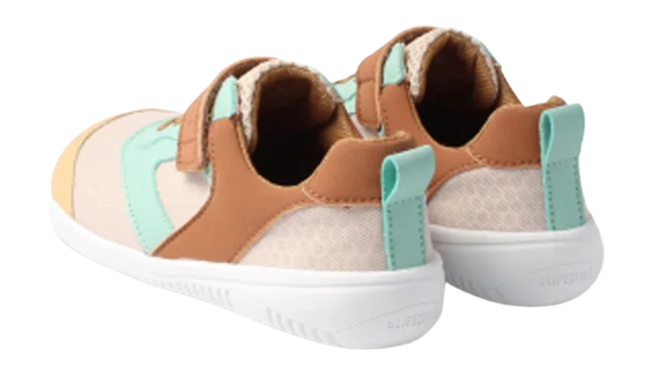Kinder Barfußhalbschuh als Paar mit Klettverschluss, geschlossene Zehen, geschlossene Ferse, schräge Vorderansicht.