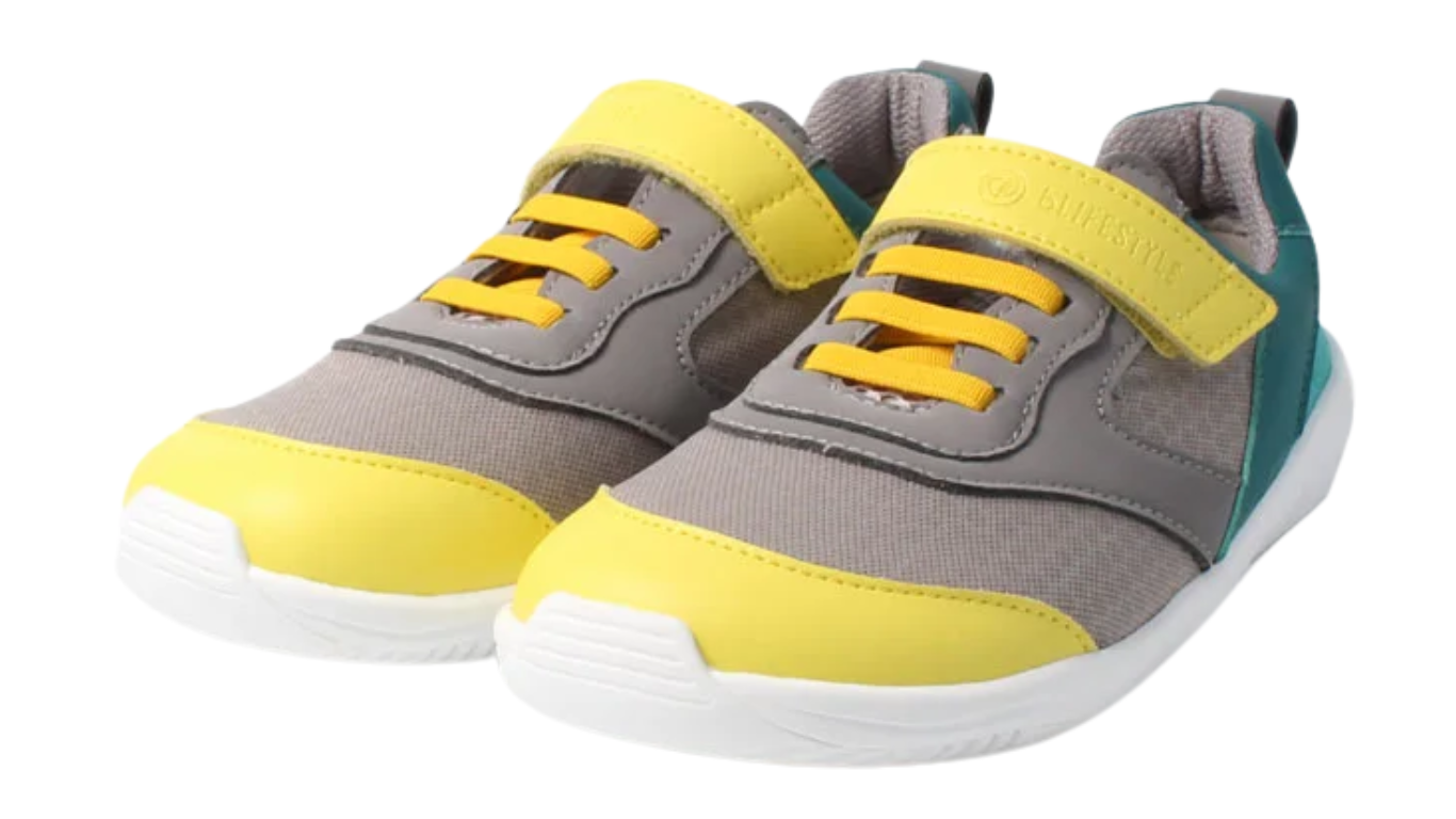 Kinder Barfußhalbschuh mit Klettverschluss, geschlossene Zehen, geschlossene Ferse, Seitenansicht außen.