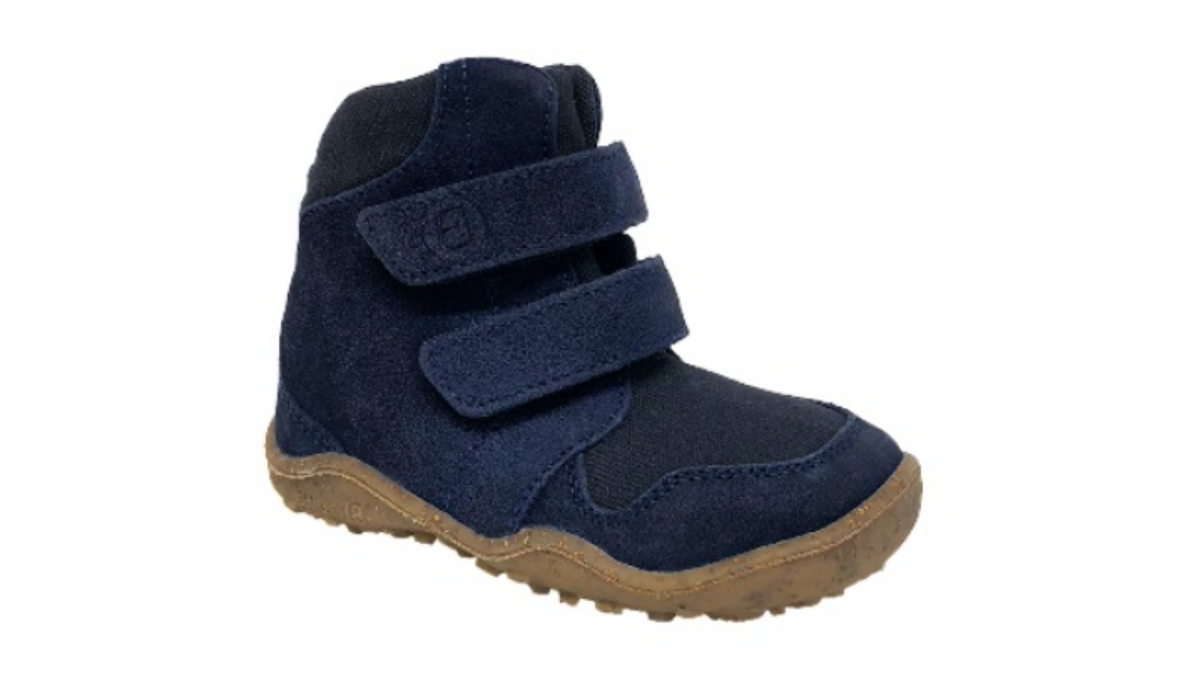 Barfußwinterstiefel für Kinder mit breiter Zehenbox, Klettverschluss, geschlossener Zehenpartie und geschlossener Ferse, schräge Vorderansicht.