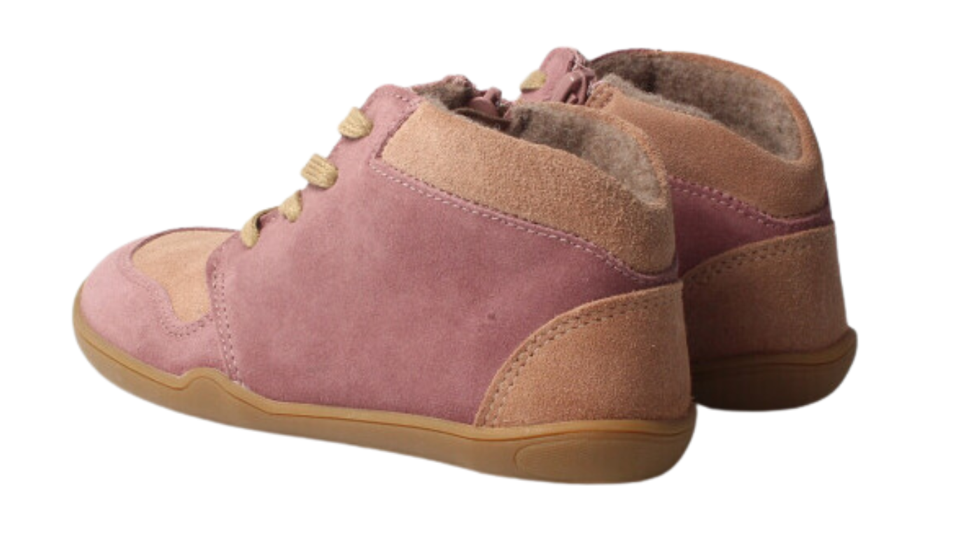 Knöchelhoher Barfußschuh für Kinder mit breiter Zehenbox, Schnürung, geschlossene Zehen, geschlossener Fersenbereich, Rückansicht schräg als Paar