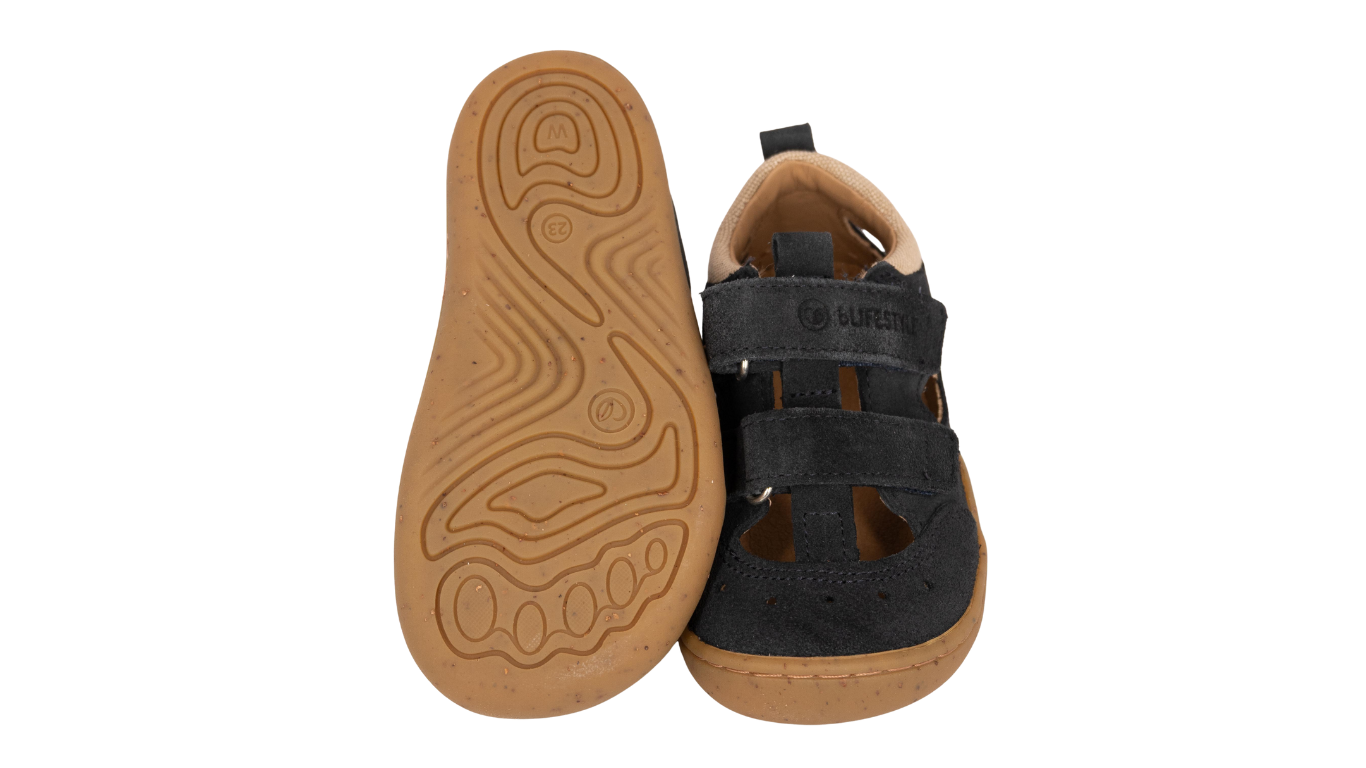 Kinder Barfußsandale als Paar mit flexibler Sohle und Profil, Ansicht von unten.