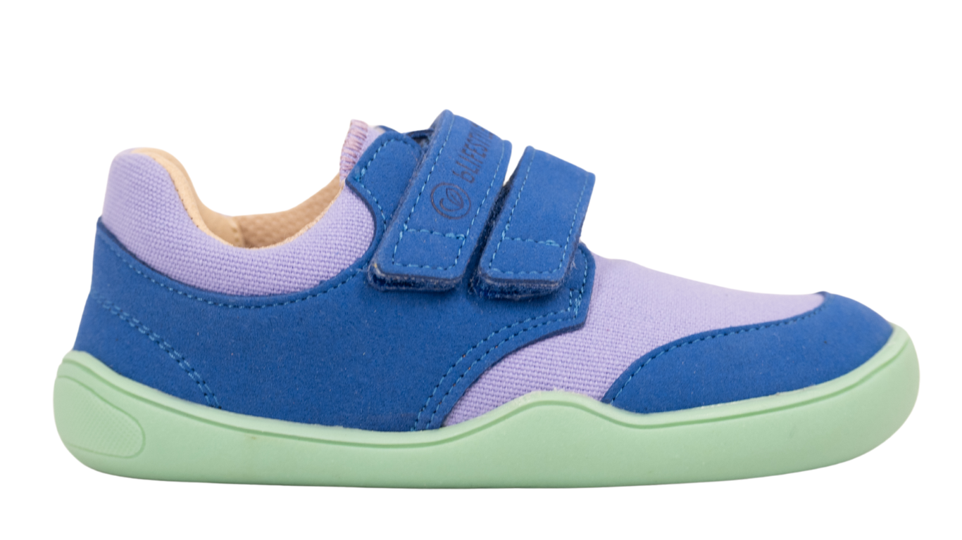 Kinder-Barfußhalbschuh mit breiter Zehenbox, flexibler Sohle, Klettverschluss, geschlossene Zehen und geschlossene Ferse, Seitenansicht außen.
