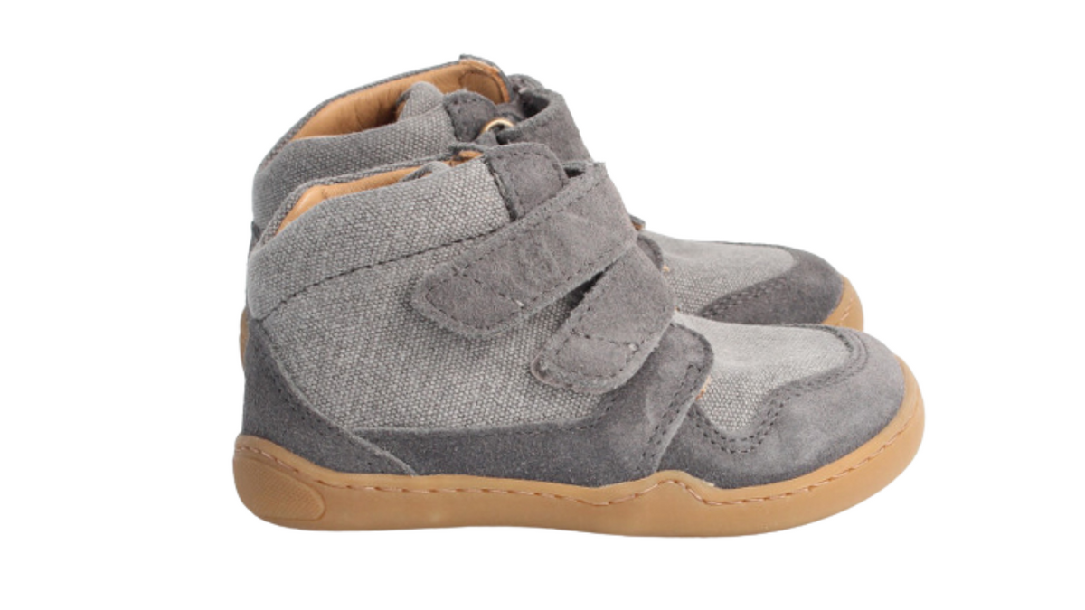 Knöchelhoher Barfußschuh für Erwachsene mit breiter Zehenbox, flexibler Sohle und Klettverschluss, geschlossener Zehenbereich und geschlossener Fersenbereich, Seitenansicht außen.