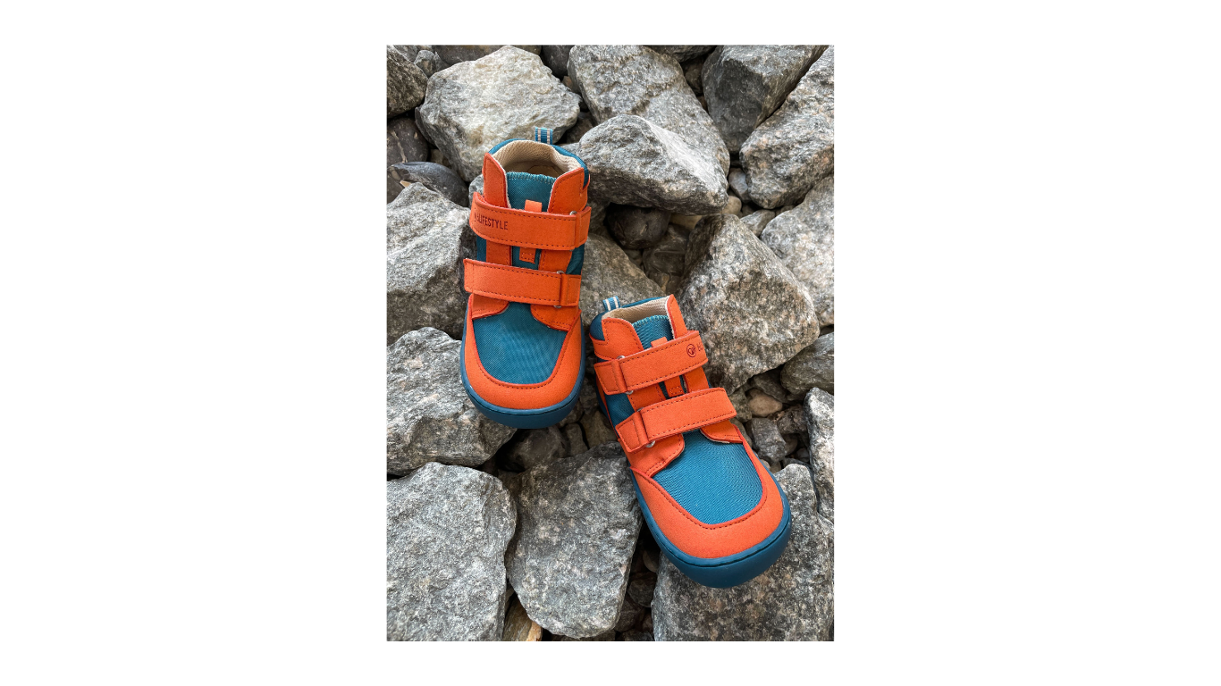 Knöchelhoher Barfußschuh für Kinder mit breiter Zehenbox, Klettverschluss, geschlossene Zehen, geschlossener Fersenbereich, schräge Vorderansicht als Paar