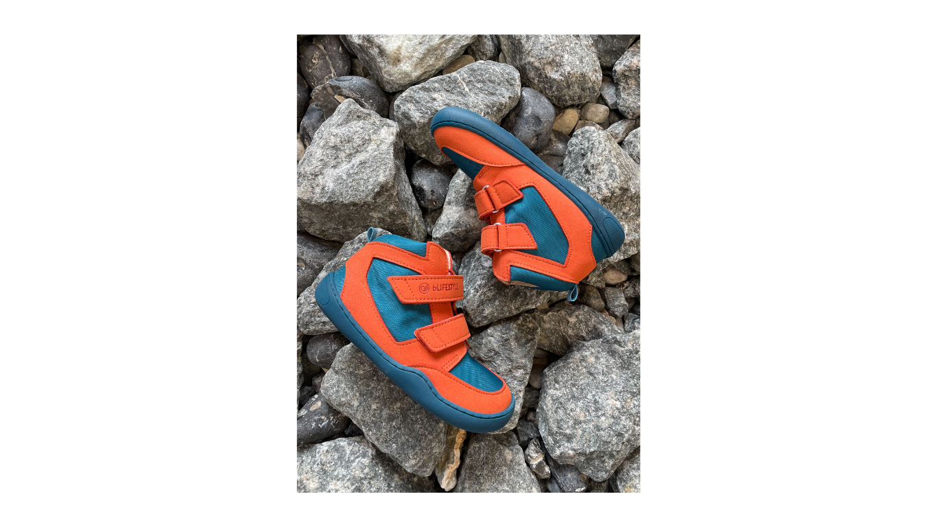 Knöchelhoher Barfußschuh für Kinder mit breiter Zehenbox, Klettverschluss, geschlossene Zehen, geschlossener Fersenbereich, schräge Vorderansicht