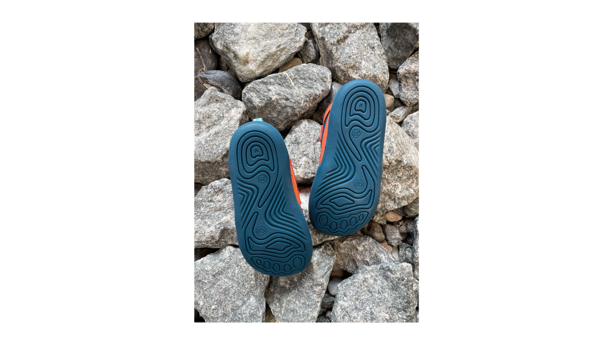 Knöchelhoher Barfußschuh für Kinder mit flexibler Sohle und Profilstruktur, Ansicht von unten
