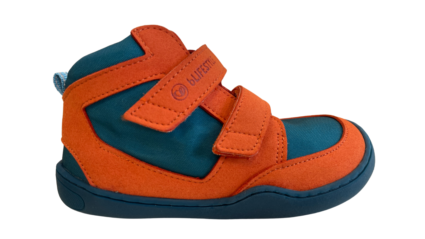 Knöchelhoher Barfußschuh für Kinder mit breiter Zehenbox, flexibler Sohle, Klettverschluss, geschlossene Zehen, geschlossener Fersenbereich, Seitenansicht außen