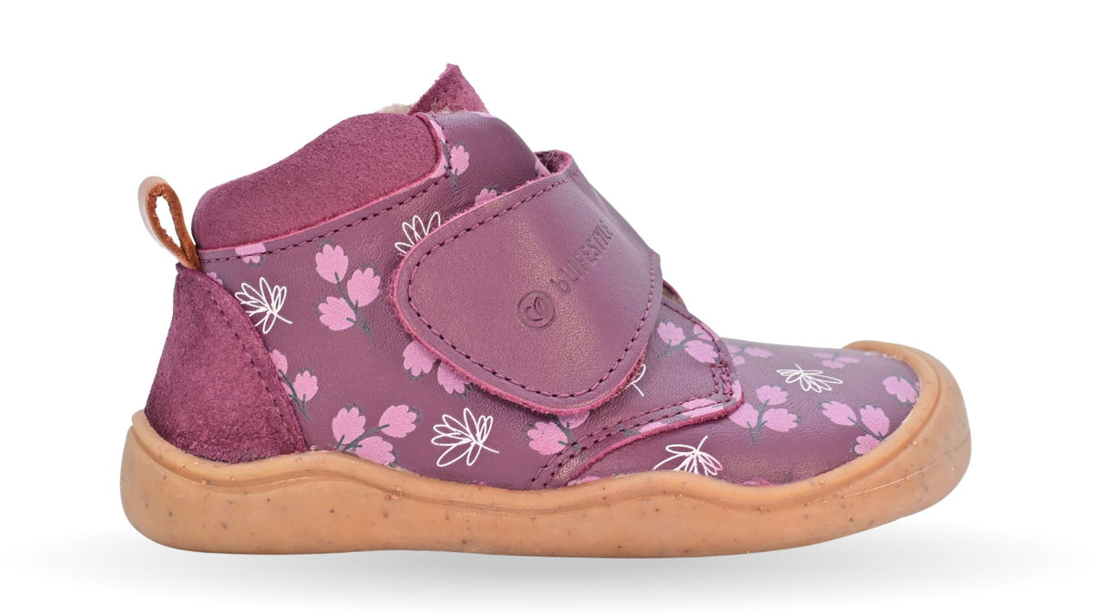 Knöchelhoher Barfußschuh für Kinder mit breiter Zehenbox, Klettverschluss, geschlossene Zehen, geschlossener Fersenbereich, Seitenansicht außen