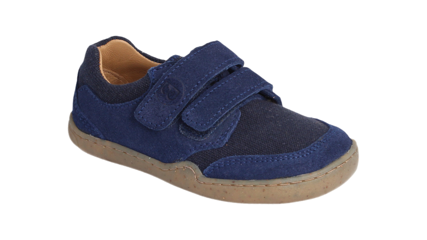 Barfußschuh für Kinder mit breiter Zehenbox, flexibler Sohle und Klettverschluss, geschlossener Zehenbereich, schräge Vorderansicht.