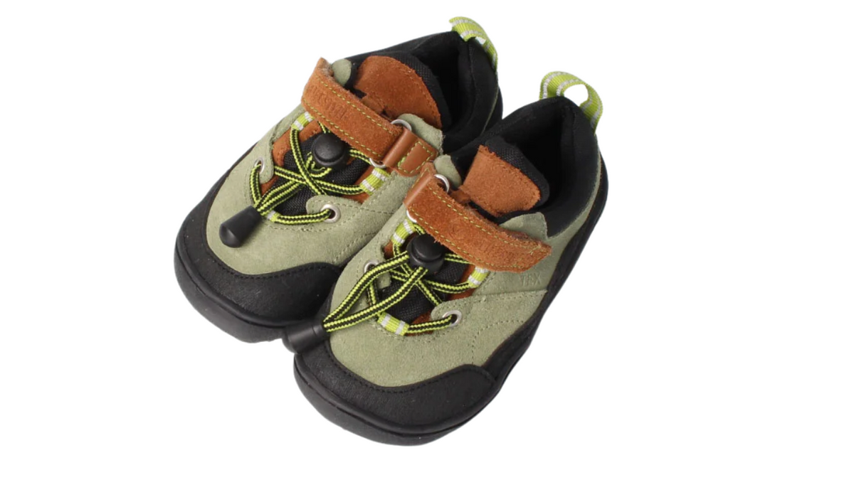 Kinder Barfußhalbschuh als Paar mit Klettverschluss und Schnürung, geschlossene Zehen und Ferse, schräge Vorderansicht.
