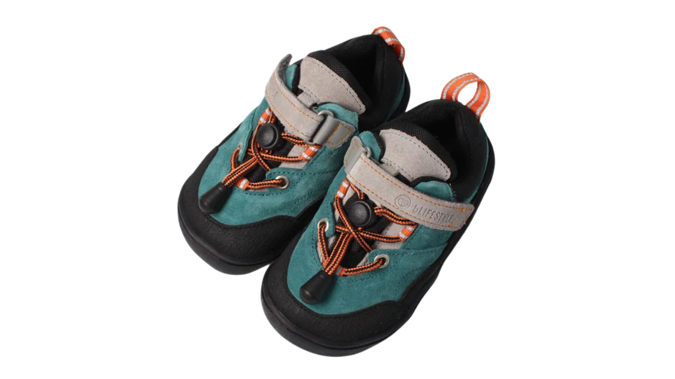 Kinder Barfußhalbschuh als Paar mit Klettverschluss und Schnürung, geschlossene Zehen und Ferse, schräge Vorderansicht.