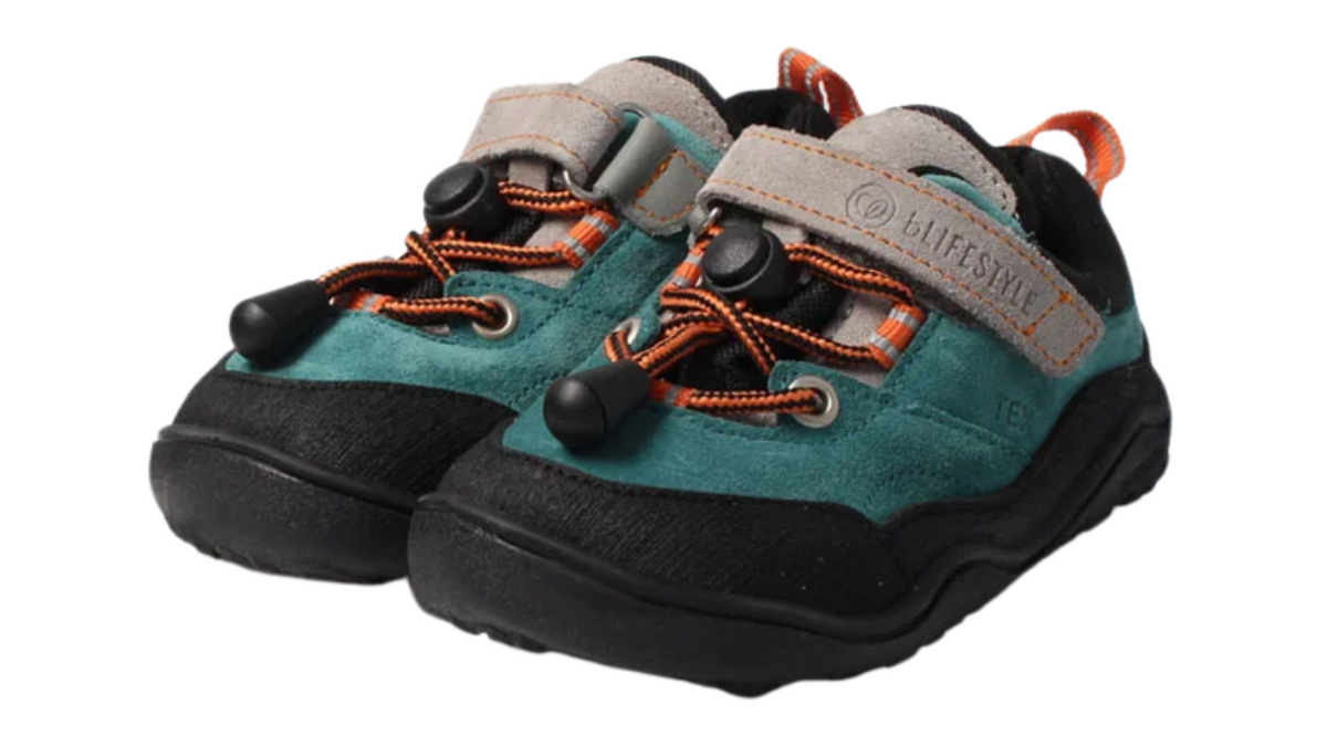 Kinder Barfußhalbschuh als Paar mit Klettverschluss und Schnürung, geschlossene Zehen und Ferse, schräge Vorderansicht.