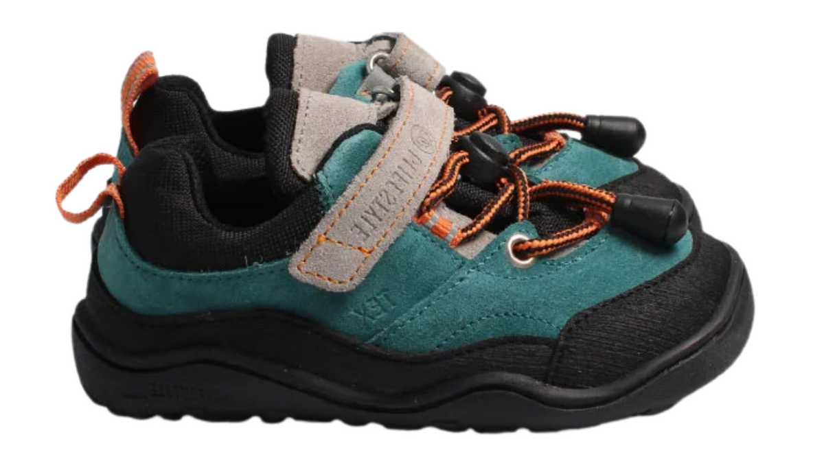 Kinder Barfußhalbschuh mit breiter Zehenbox, flexibler Sohle, Klettverschluss und Schnürung, geschlossene Zehen und Ferse, Seitenansicht außen.