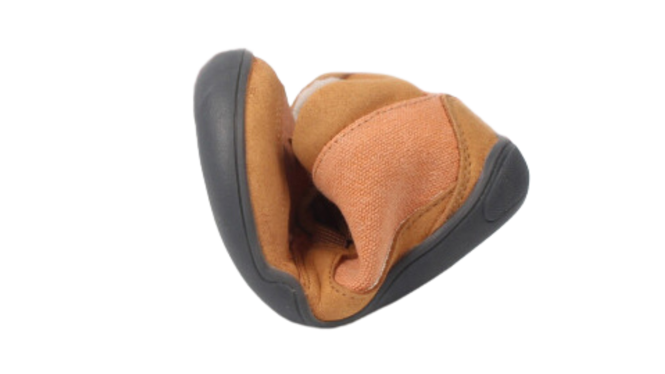 Knöchelhoher Barfußschuh für Kinder mit breiter Zehenbox, flexibler Sohle und Schnürung, geschlossener Zehenbereich und geschlossener Fersenbereich, Rückansicht.