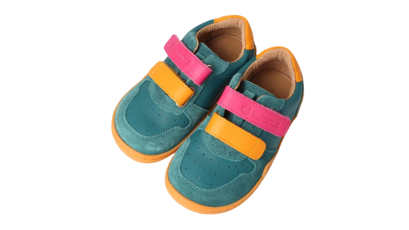 Kinder Barfußhalbschuh als Paar mit Klettverschlüssen, geschlossenen Zehen, geschlossener Ferse, schräge Vorderansicht.