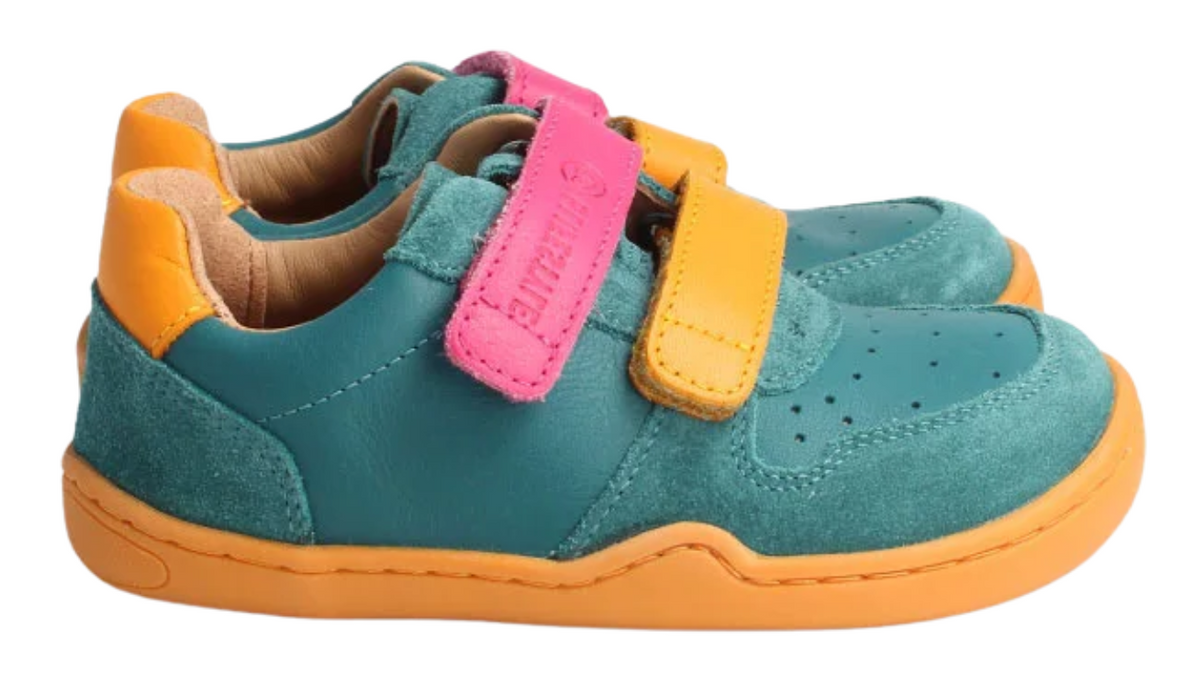 Kinder Barfußhalbschuh mit breiter Zehenbox, flexibler Sohle, zwei Klettverschlüssen, geschlossenen Zehen, geschlossener Ferse, Seitenansicht außen.