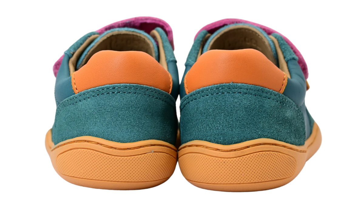 Barfußhalbschuh für Kinder mit breiter Zehenbox und Klettverschlüssen, Rückansicht als Paar