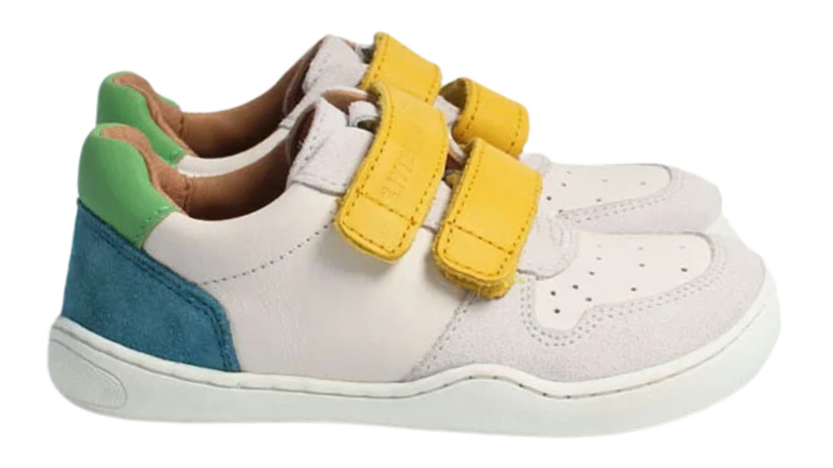 Barfußhalbschuh für Kinder mit breiter Zehenbox und Klettverschlüssen, Seitenansicht außen