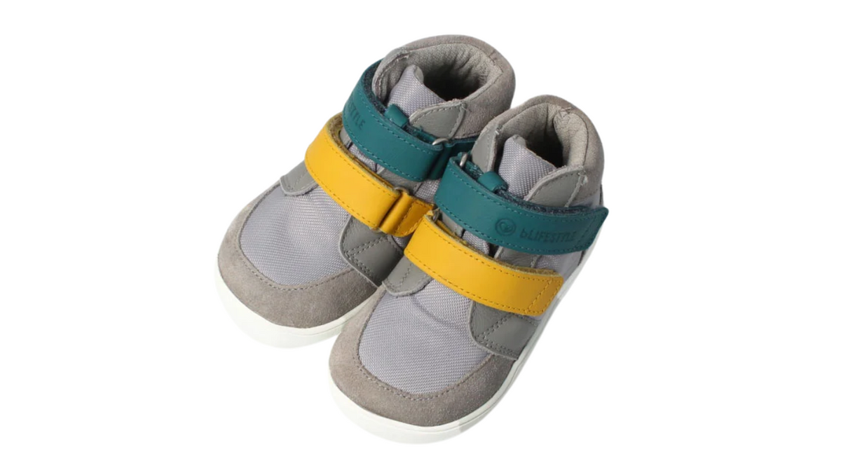 Knöchelhoher Barfußschuh für Kinder mit breiter Zehenbox, flexibler Sohle und Klettverschluss, schräge Vorderansicht als Paar