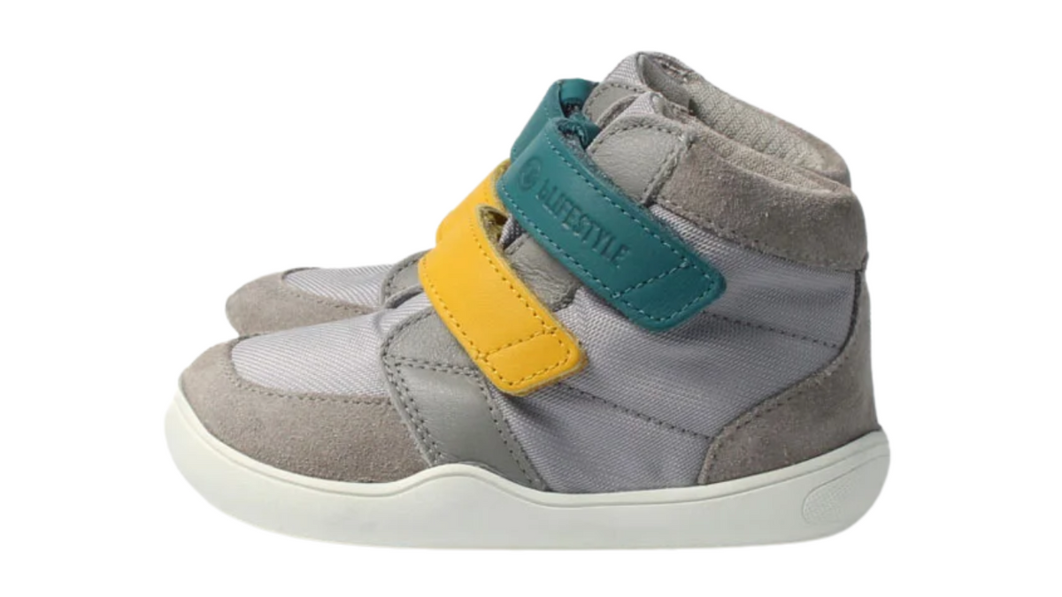 Knöchelhoher Barfußschuh für Kinder mit breiter Zehenbox, flexibler Sohle und Klettverschluss, Seitenansicht außen