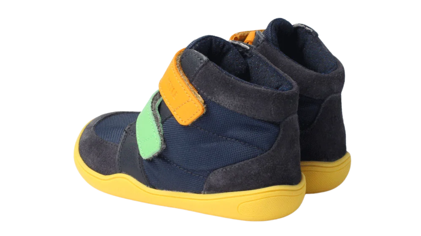 Knöchelhoher Barfußschuh für Kinder mit breiter Zehenbox, flexibler Sohle und Klettverschluss, Rückansicht als Paar