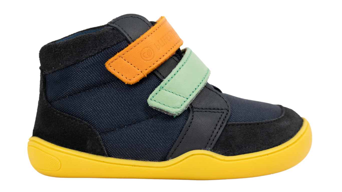 Knöchelhoher Barfußschuh für Kinder mit breiter Zehenbox, flexibler Sohle und Klettverschluss, Seitenansicht außen