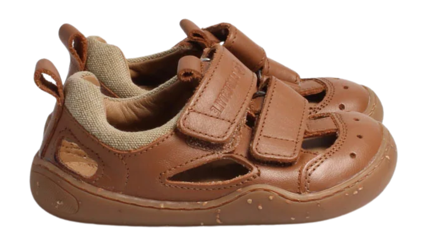 Kinder Barfußsandale mit breiter Zehenbox, flexibler Sohle, Klettverschluss, offenen Zehen, offener Ferse, Seitenansicht außen.