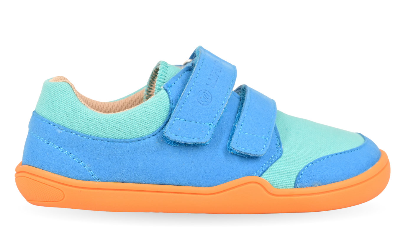 Barfußschuh für Kinder mit breiter Zehenbox, flexibler Sohle und Klettverschluss, geschlossene Zehen und geschlossener Fersenbereich, Seitenansicht außen.