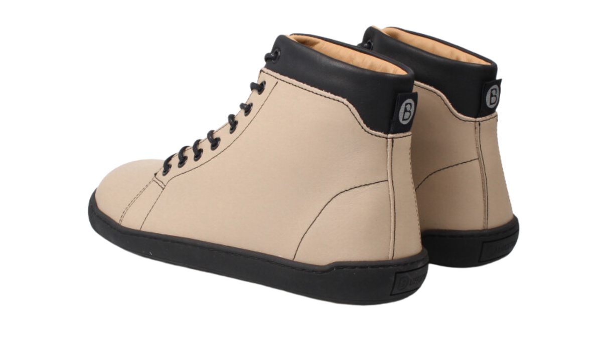 Knöchelhoher Barfußschuh für Erwachsene mit breiter Zehenbox, flexibler Sohle und Schnürung, geschlossener Zehenbereich und geschlossener Fersenbereich, Rückansicht.