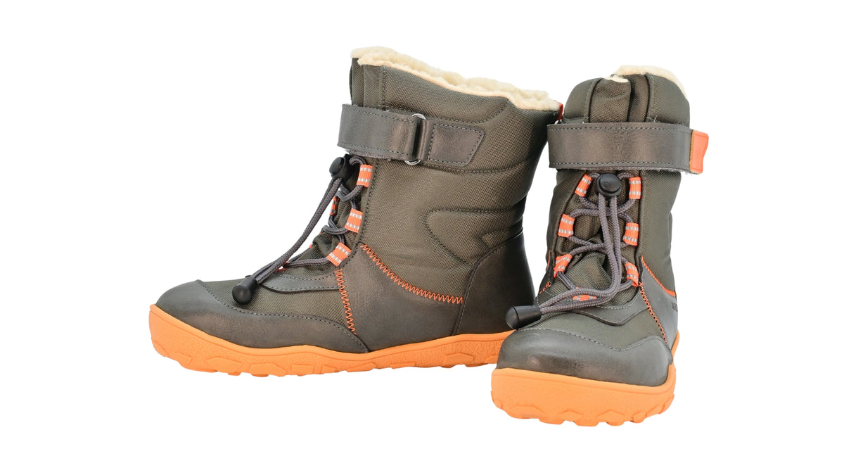 Barfußwinterstiefel als Paar mit Klettverschluss und Schnellverschluss, breite Zehenbox, schräge Vorderansicht