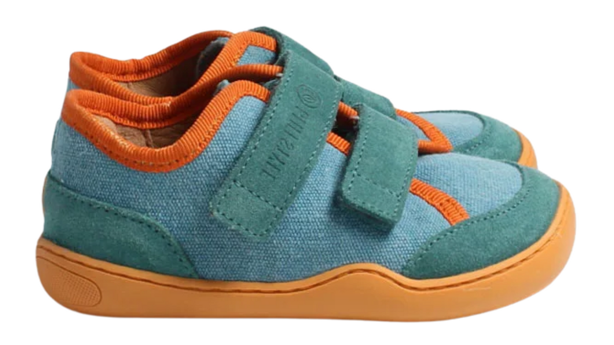 Kinder Barfußhalbschuh mit breiter Zehenbox, flexibler Sohle, Klettverschluss, geschlossenen Zehen, geschlossener Ferse, Seitenansicht außen.