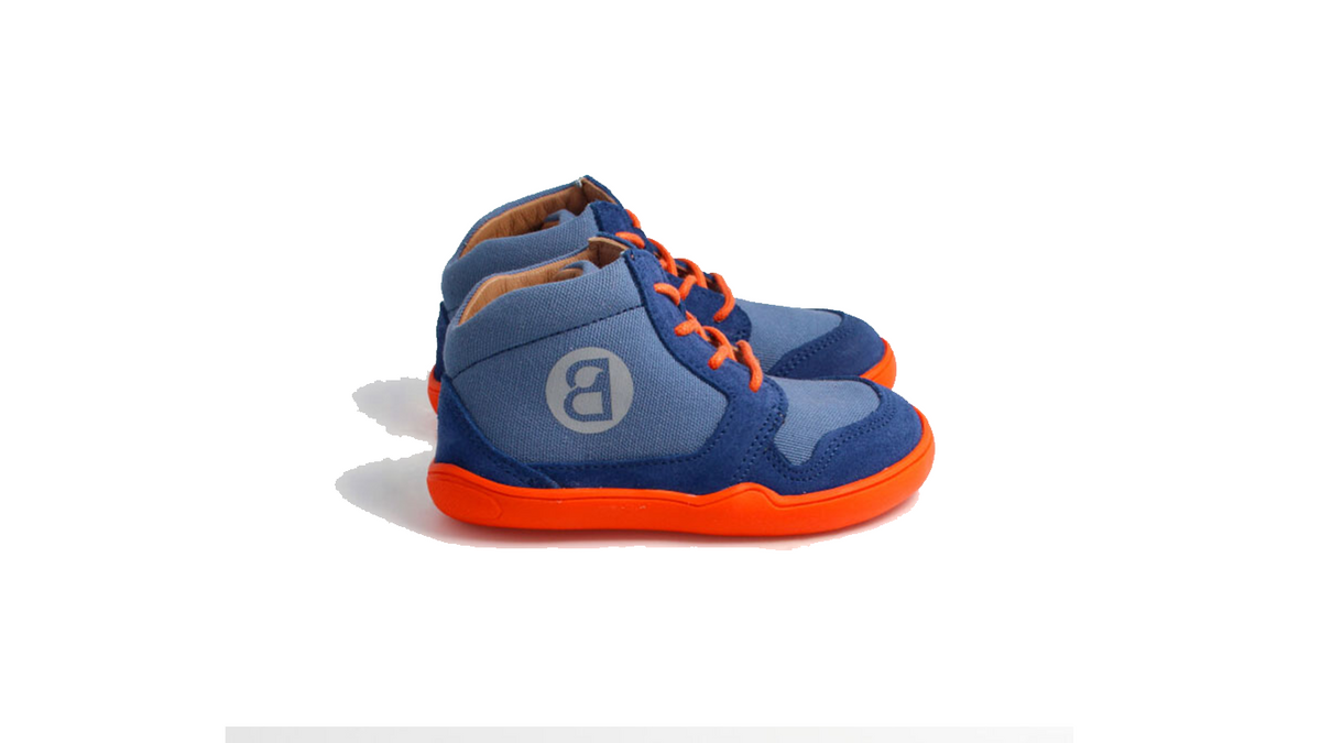 Barfußschuh für Kinder mit breiter Zehenbox, Schnürung, geschlossener Zehenpartie und geschlossener Ferse, schräge Vorderansicht.