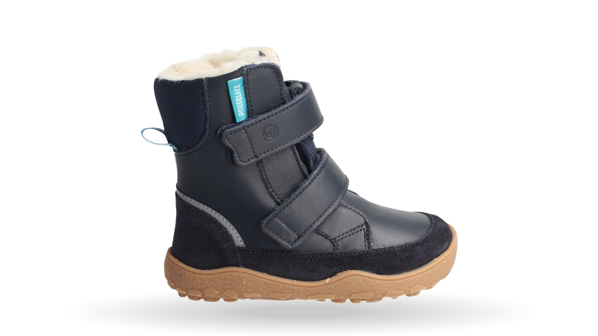 Barfußwinterstiefel mit zwei Klettverschlüssen, breite Zehenbox, flexible Sohle, geschlossener Fersenbereich, hoher Schaft, Seitenansicht außen