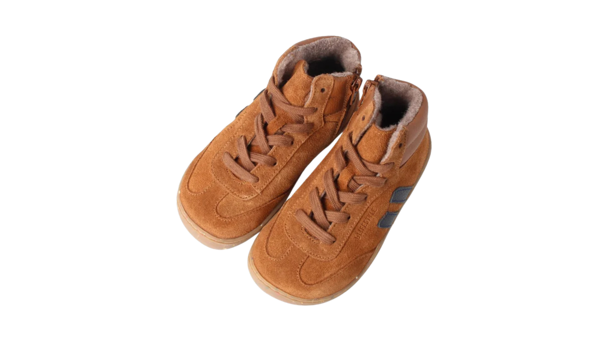 Barfußwinterschuh als Paar mit breiter Zehenbox, Schnürung, geschlossenen Zehen, geschlossener Ferse, schräge Vorderansicht.