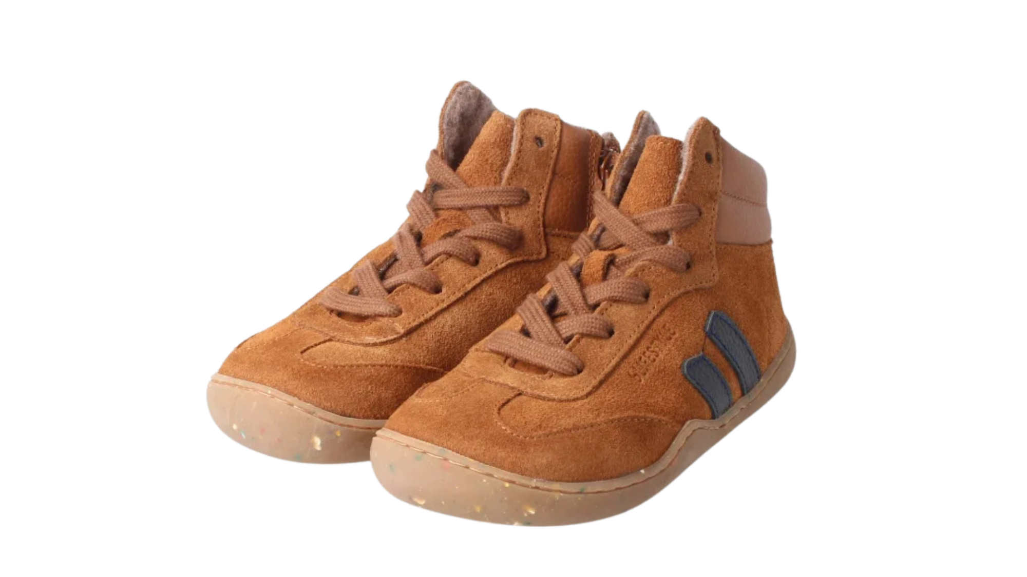 Barfußwinterschuh als Paar mit breiter Zehenbox, Schnürung, geschlossenen Zehen, geschlossener Ferse, schräge Vorderansicht.