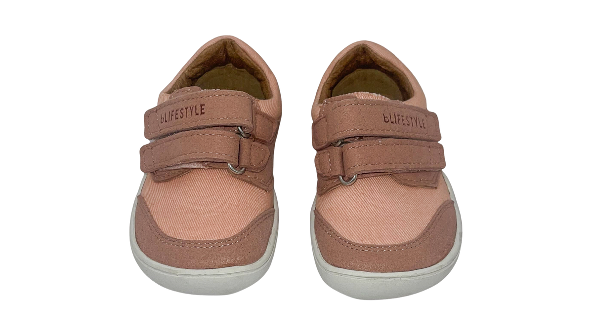 Barfußschuh für Kinder mit zwei Klettverschlüssen, geschlossene Zehen und geschlossener Fersenbereich, Vorderansicht