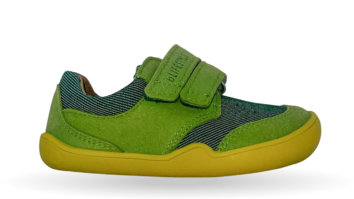 Barfußschuh für Kinder mit zwei Klettverschlüssen, geschlossene Zehen und geschlossener Fersenbereich, Seitenansicht außen