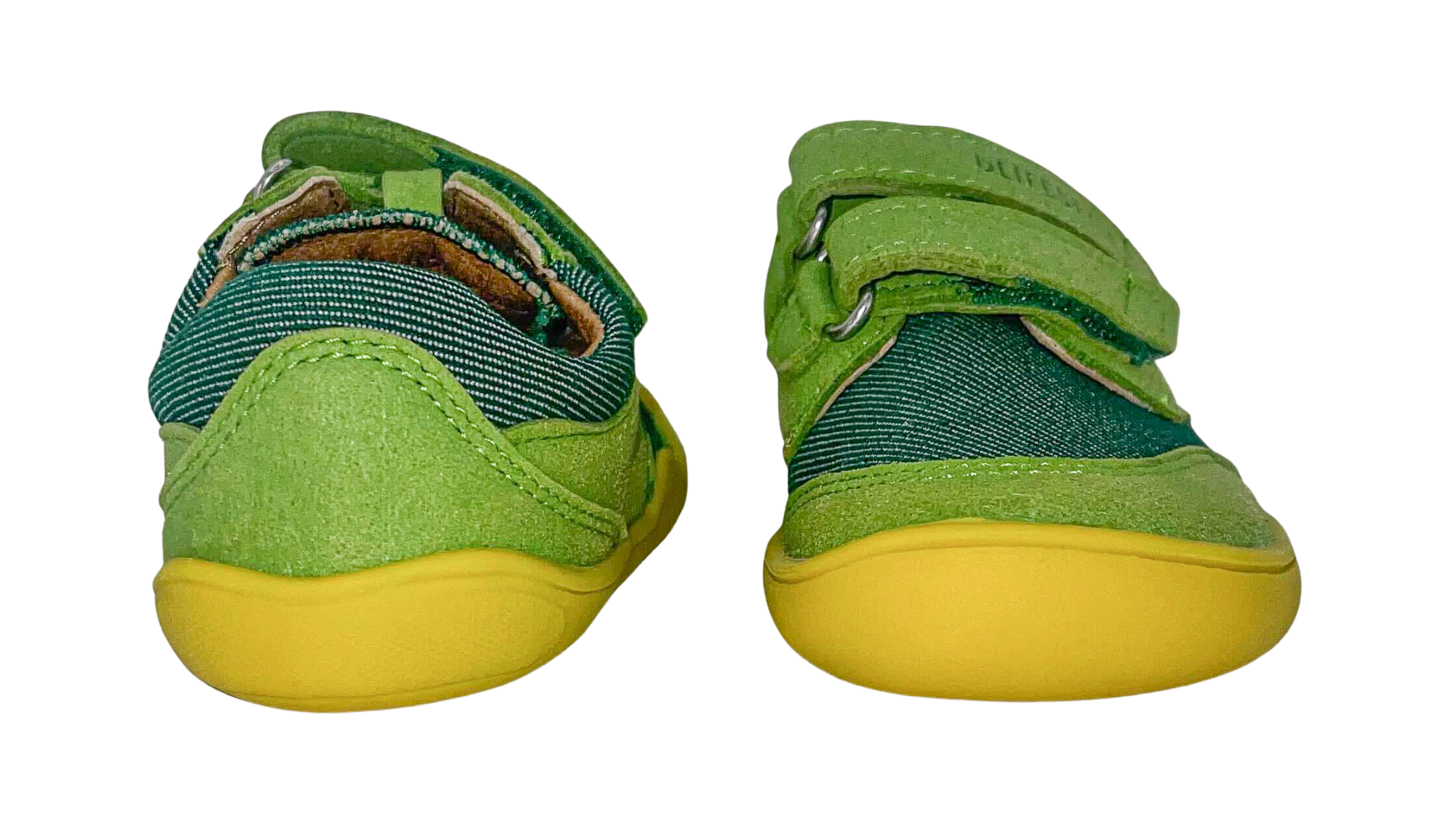 Barfußschuh für Kinder mit zwei Klettverschlüssen, geschlossene Zehen und geschlossener Fersenbereich, schräge Vorderansicht