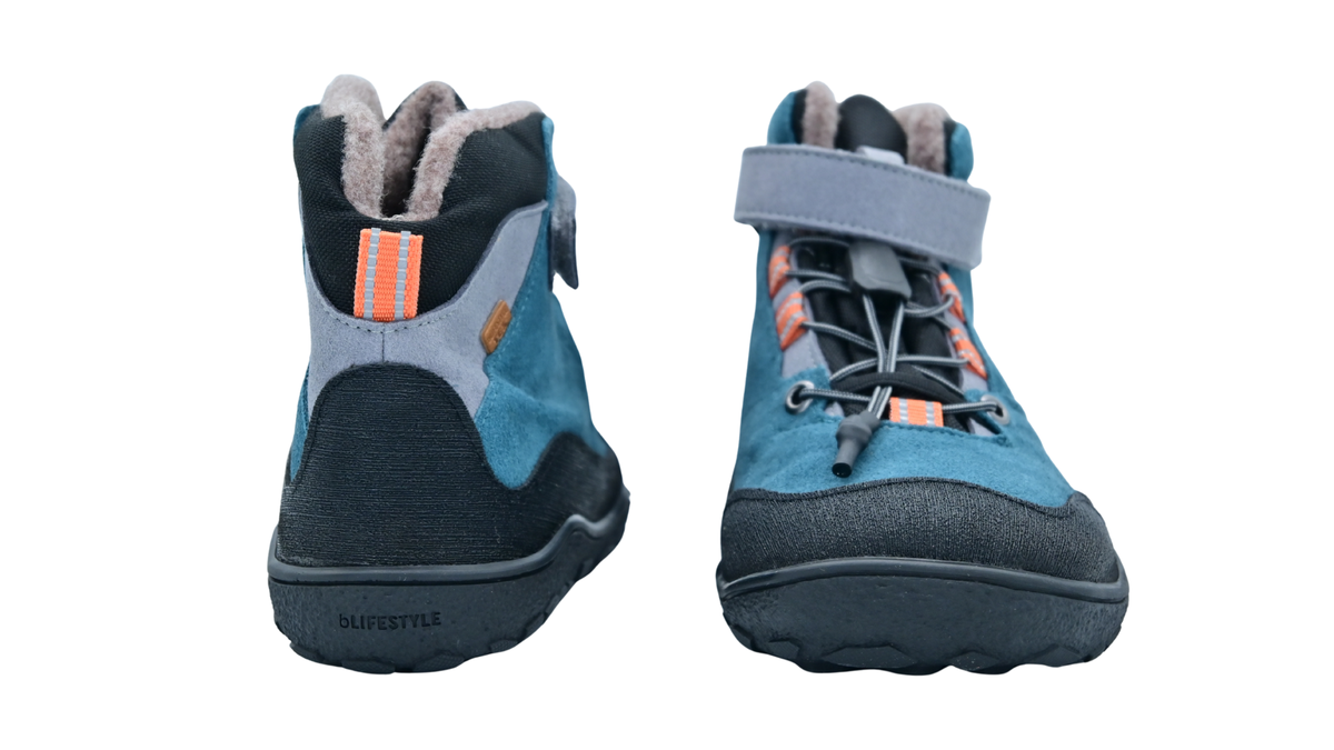 Paar halbhohe Barfußschuhe für Kinder mit Klettverschluss, Schnellverschluss und verstärktem Zehenbereich, Rückansicht und Vorderansicht