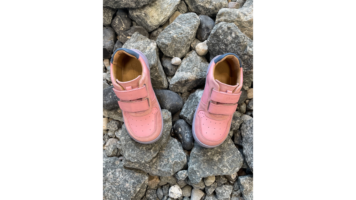 Barfußhalbschuh für Kinder mit breiter Zehenbox, flexibler Sohle und Klettverschluss, geschlossener Zehenbereich und geschlossener Fersenbereich, Draufsicht als Paar.