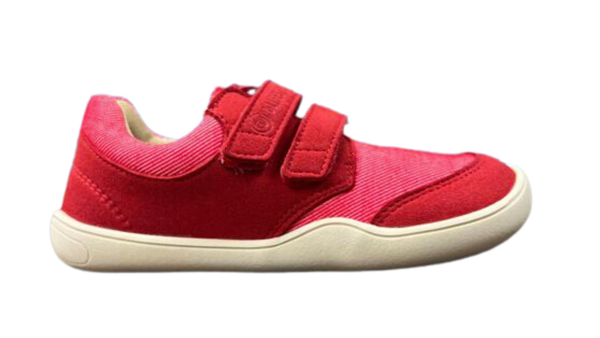 Barfußhalbschuh für Kinder mit breiter Zehenbox, flexibler Sohle, Klettverschluss, geschlossene Zehen, geschlossener Fersenbereich, Seitenansicht außen