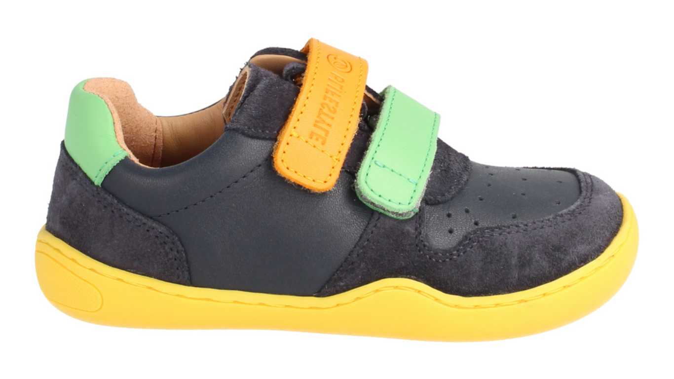 Barfußhalbschuh für Kinder mit breiter Zehenbox, flexibler Sohle und zwei Klettverschlüssen, Seitenansicht außen