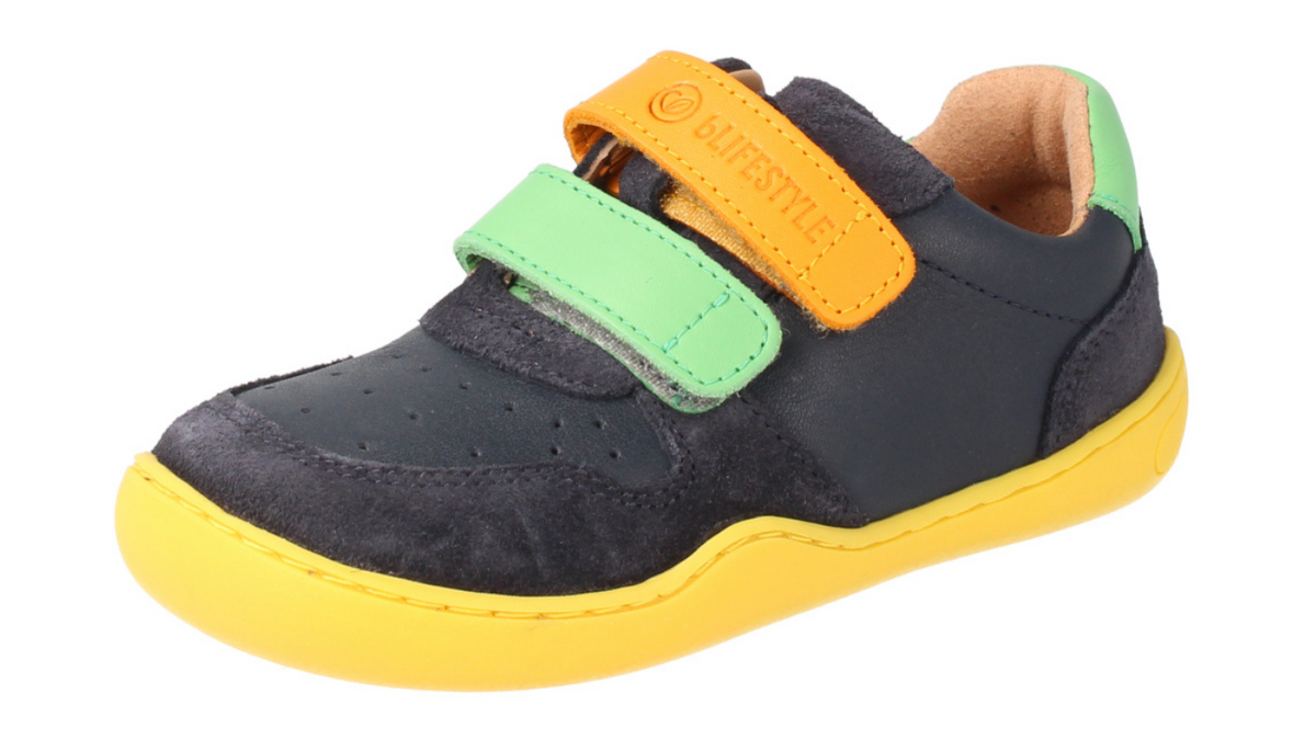 Barfußhalbschuh für Kinder mit breiter Zehenbox und Klettverschlüssen, schräge Vorderansicht als Paar