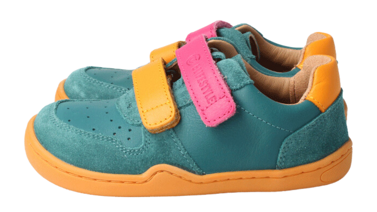 Barfußhalbschuh für Kinder mit breiter Zehenbox und Klettverschlüssen, schräge Vorderansicht als Paar
